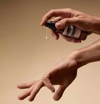 How to apply Serum Nourrissant pour les Mains Solais