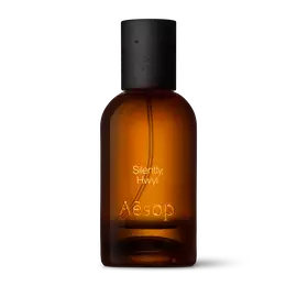 Bernsteinfarbene Flasche des Aesop Silently Hwyl Eau de Parfum aus Glas mit schwarzem Verschluss vor weißem Hintergrund.