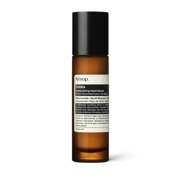 Solais Replenishing Hand Serum in einer Glasflasche.
