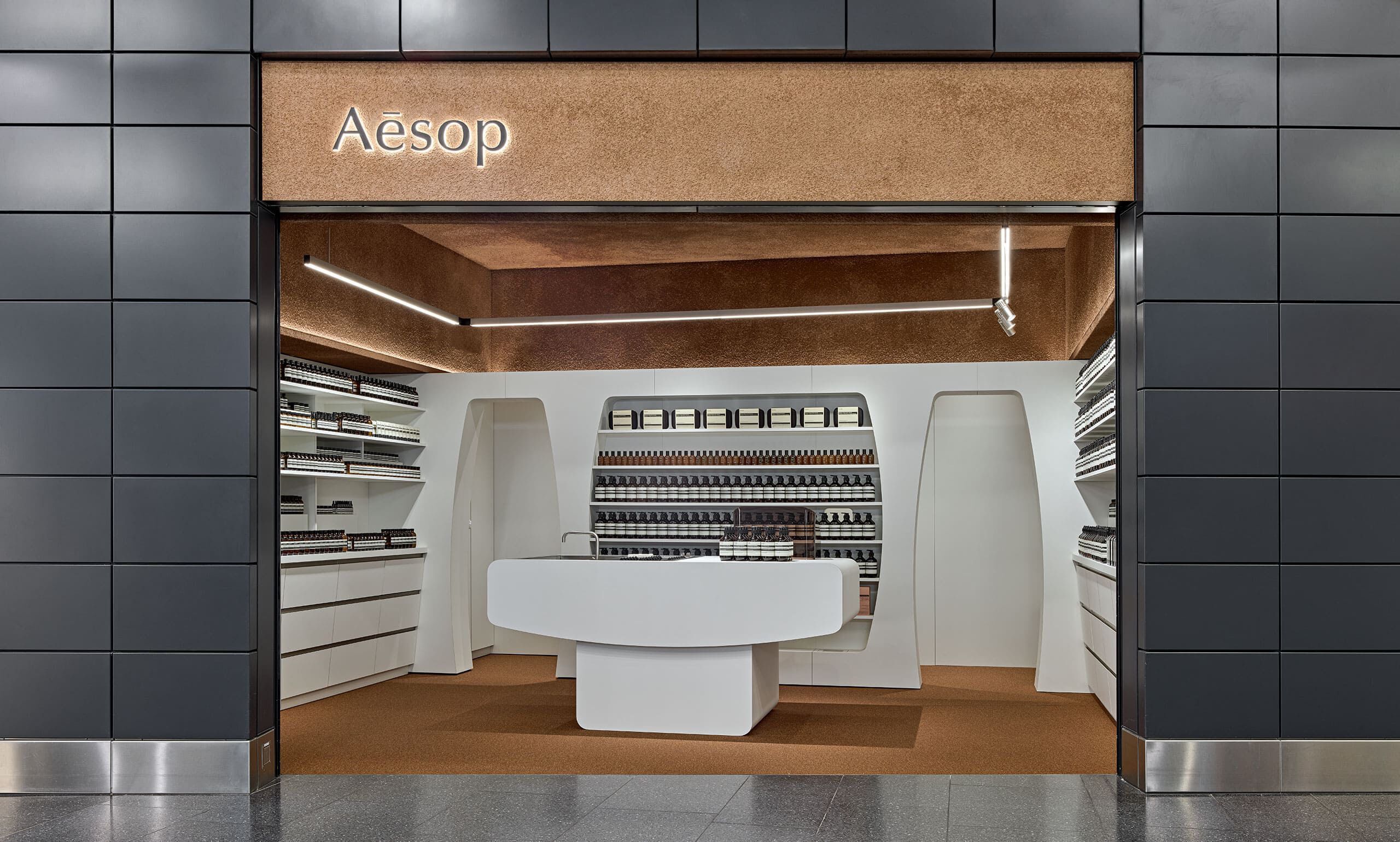 Erleben Sie die Fragrance Armoires