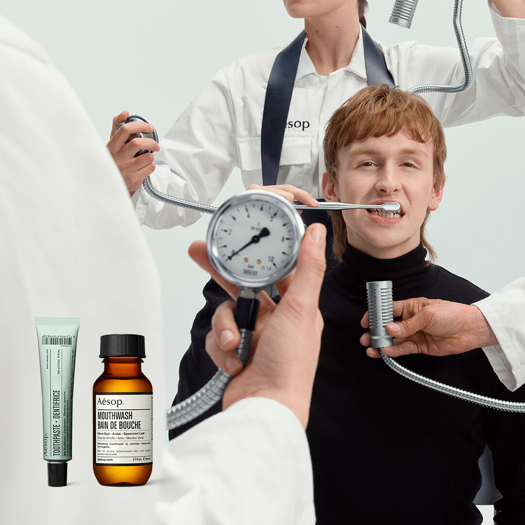 Surrealistische, klinische Mundpflege-Szene mit Aesop-Produkten.