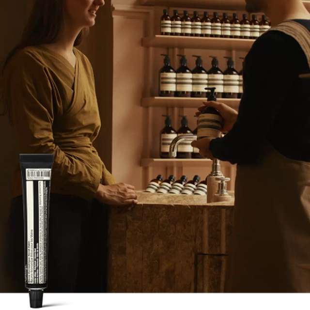 Eine Handpflegeberatung in einem Aesop Store, neben einer 15-ml-Tube Eleos Aromatique Hand Balm als Geschenk bei der Anmeldung zu unseren Mitteilungen.